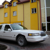 PETRO-TUR banquet hall - Newlywedâ€™s limousine