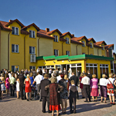PETRO-TUR banquet hall - outside view, wedding guests